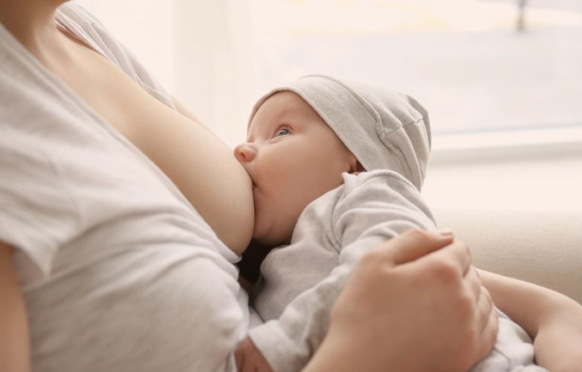 Pri hnačke u malých detí je potrebné pokračovať v dojčení. Materské mlieko dodáva dieťatku všetky potrebné látky a tekutiny. Zdroj foto: Canva dojčenie deti s hnačkovým ochorením